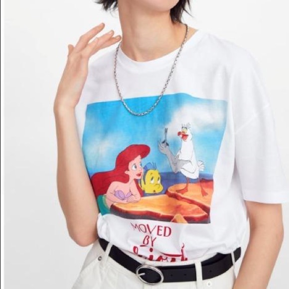 ZARA THE LITTLE MERMAID T-SHIRT MOVED BY CURIOSITY white tee large ARIEL - Picture 1 of 3